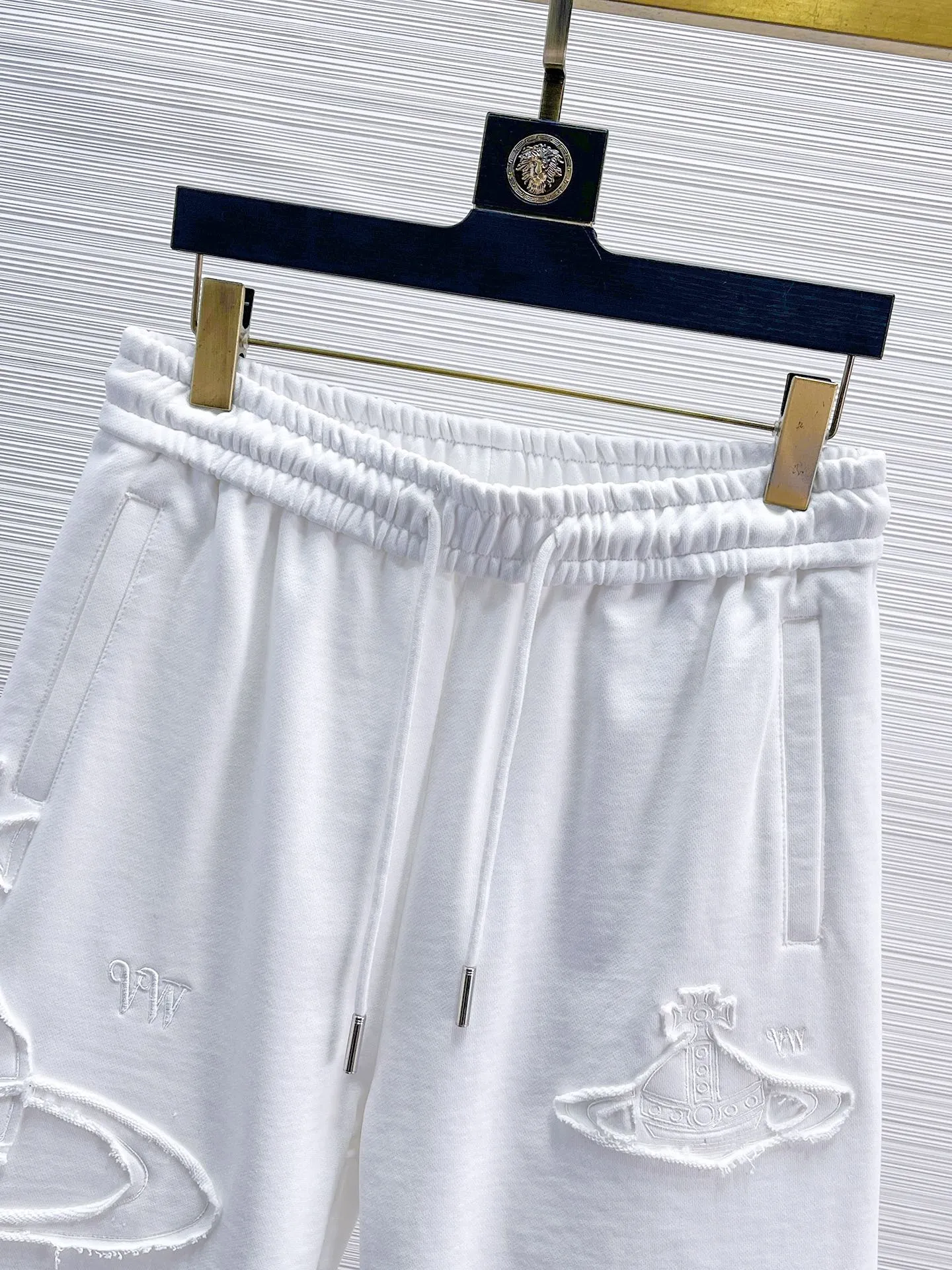 The Queen Mother's three-standard complete 2026 summer New Arrival men's casual shorts, advanced custom-made fabric Breathable fabric, Breathable elasticity and comfort, impeccable details, top-grade accessories, original logo design concept, delicate and soft feel! The upper body fit is awesome! Size: M-XXXL Please state your height and weight when ordering